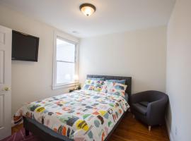 3-min walk to PETWORTH METRO STATION ;10 mins to CONVENTION CENTER: PRIVATE COZY and QUIET BEDROOM and BATHROOM, magánszoba Washingtonban