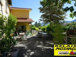 Gîte des Grands Causses, hotel con estacionamiento en Millau