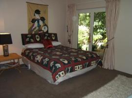 The Beach House Bed and Breakfast: Maungatapu şehrinde bir Oda ve Kahvaltı