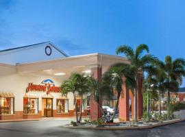 Howard Johnson by Wyndham Ft. Myers FL: Fort Myers şehrinde bir otel