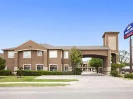 Howard Johnson by Wyndham Grand Prairie Near Lone Star Park