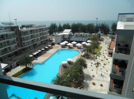 Grandblue condominium 609, hotelli kohteessa Mae Pim