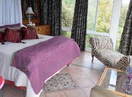 Isigidi Beach House, hotel with hot tubs in Port Shepstone