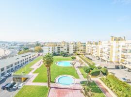 OceanFront & Big Terrace Private Condo, hotel in Oeiras
