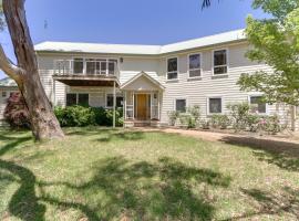 Foreshore, hotel in Metung