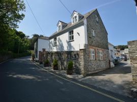 Althea House with parking, hotel in Padstow