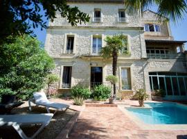 LA DEMEURE Bed and Breakfast, hotel di Aubais