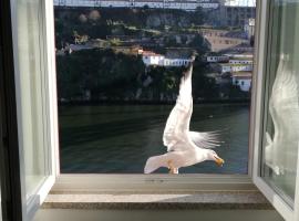 Red House By The River, hotel near Nossa Senhora da Serra do Pilar Church, Porto