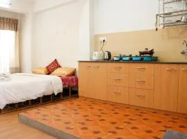loo niva guest house studio apartment with balcony