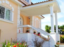 Villa View-Topia, hotel with parking in Theologos