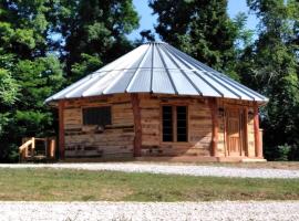 The Mountaineer - Rustic Mountain Yurt, hotel with parking in Genoa