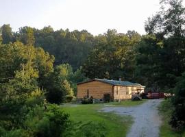 The Sandstone - A 3BR, 2BA Deluxe Log Cabin, hotel with parking in Genoa