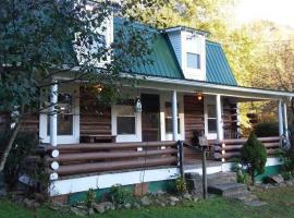The Lodge - Chestnut Log Cabin & Game Room, קוטג' בGenoa
