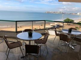 Amplo apartamento em Guarapari com vistas pro mar，瓜拉帕里希爾斯海灘（Hill's Beach）附近的飯店