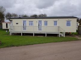 S460 8 BERTH CARAVAN ON THE GOLDEN PALM CHAPEL ST LEONARDS, hotel in Chapel Saint Leonards