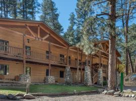 Upper Canyon Inn & Cabins, cottage in Ruidoso