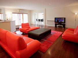 BULLA HILL - MELBOURNE Spacious, Great Views, Sleeps 10, Airport 10min, hotel v destinaci Bulla