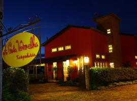 A Casa Vermelha Hospedaria, hotel in zona Tiradentes Sewer Treatment Station, Tiradentes