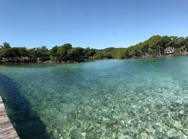 Jonesville Point beach house, hótel í Roatán