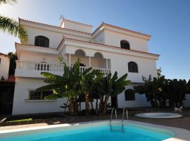 Villa Carolina with private pool, hotel amb piscina a Salobre