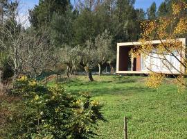 Adore Portugal Bungalow Natureza & Vista de Serra, hotel v mestu Lousã