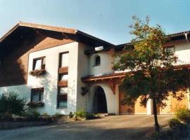 Haus Helga: Hof bei Salzburg şehrinde bir otel