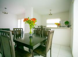 Casa moderna en segura Residencial Hacienda Chetumal, vakantiewoning in Chetumal