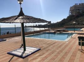 economical house by sea: La Mata'da bir otoparklı otel