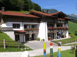 Haus Eicher, hotel con estacionamiento en Schneizlreuth