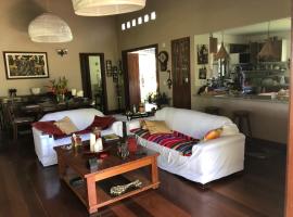 Quarto próximo a Guarajuba, homestay in Camaçari