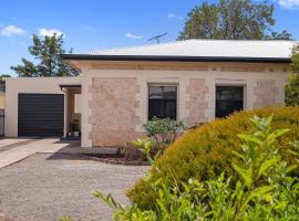 Cute and Cosy - events, workers, getaways, hotel with parking in Murray Bridge