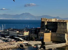 Maybritt's Home, rooftop in front of the castle!, hotel in zona Castel dell'Ovo, Napoli