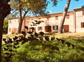 Villa Brettino- Pesaro mare e cultura - intera struttura con piscina, hotel v destinaci Fano