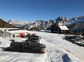 Piccolo Nido Falcade, hotel perto de Lago Cavia-Col Margherita, Falcade