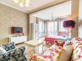 Xiao Yu B&B Apartment Near Jiefangbei and Hongyadong, holiday rental in Chongqing