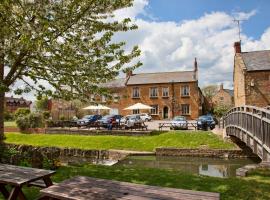 Nevill Arms Inn, hotel with parking in Medbourne