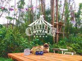猫とピアノと星空のリゾートブティックコテージ - Starry Forest Cottage Okinawa -, hotell i Onna