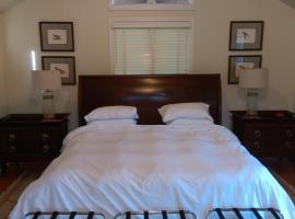 Spacious master bedroom and bath, hotel with parking in Wellesley