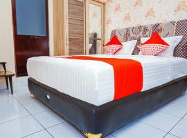 OYO 433 Nelvi Guest House Syariah, hotel em Padang