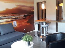 Appartement TIME-OUT, met VERWARMD ZWEMBAD, eigen KEUKEN, ZONNIG TERRAS nabij DORP, DUINEN en STRAND, spa hotel in Hollum