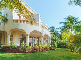 SaffronStays La Casa Maestro, Kashid - spanish-style luxury villa near Kashid Beach, feriebolig i Kashid