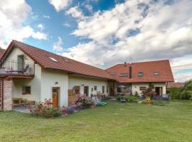 Zelený statek, family hotel in Bzová