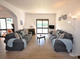 E&M Beach House Aldeamento do Levante III, Hotel in Porches