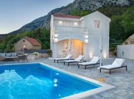 Luxury villa Atrium in Tučepi, heated pool