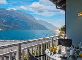 Casa Toblini al Lago on the beach