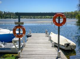 Calm Waters Waterfront Cottages, hotel v destinaci Sussex inlet