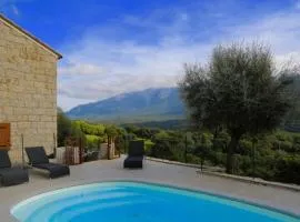 Maison de campagne, deux chambres, vue sur les montagnes