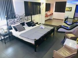 Spat Rooms VIP, hotel s parkiriščem v mestu Petaẖ Tiqwa
