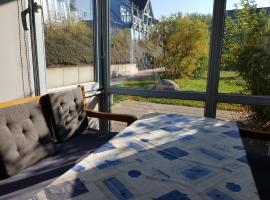 Ferienwohnung 4 im Haus am See mit Wintergarten und Terrasse، منتزه عطلات في Seedorf