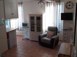 ALBASUD - Appartement meublé avec terrasse - Salses le Chateau 66, camera con cucina a Salses-le-Château
